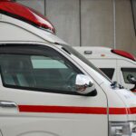 高齢者を搬送する救急車の画像