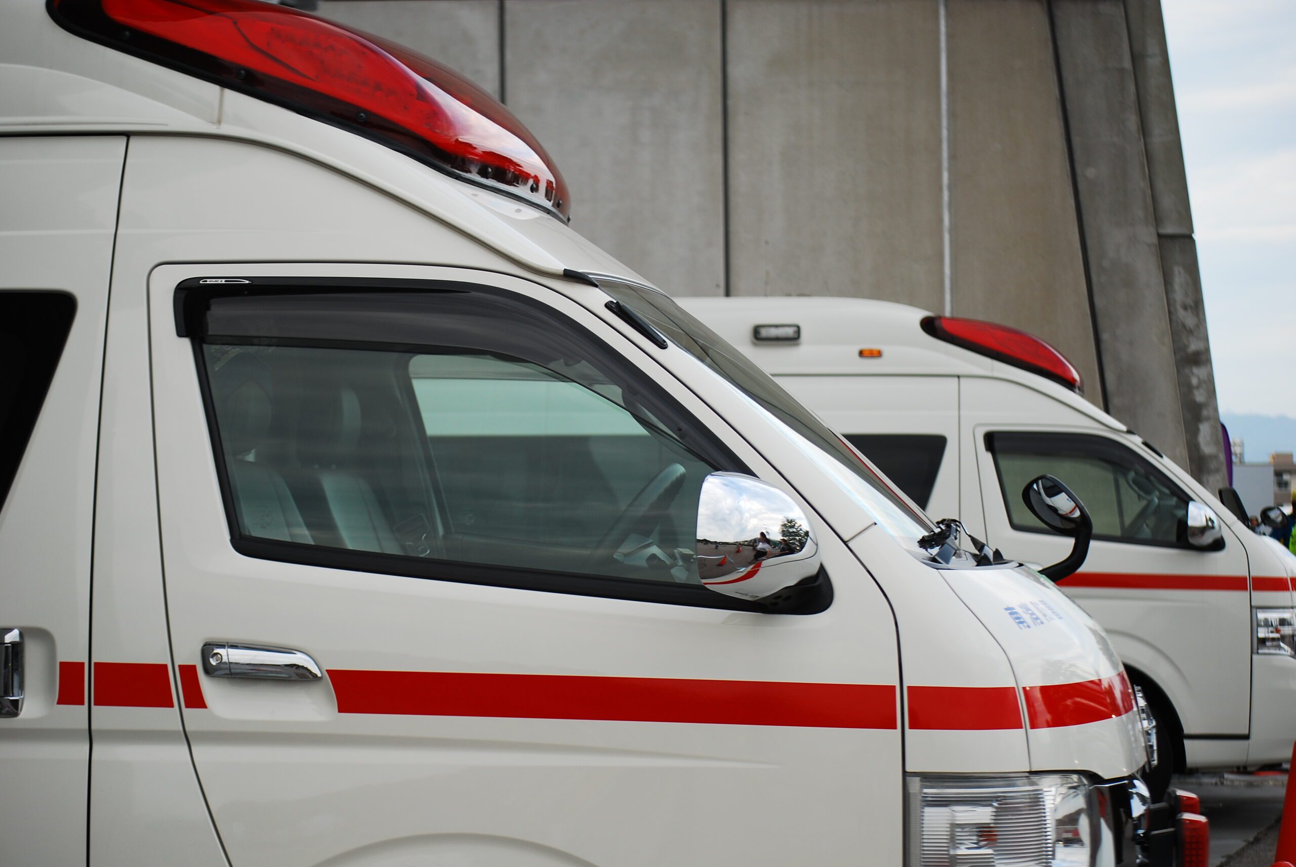 高齢者を搬送する救急車の画像