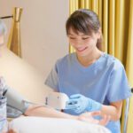 看護をする看護師