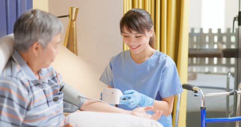 看護をする看護師