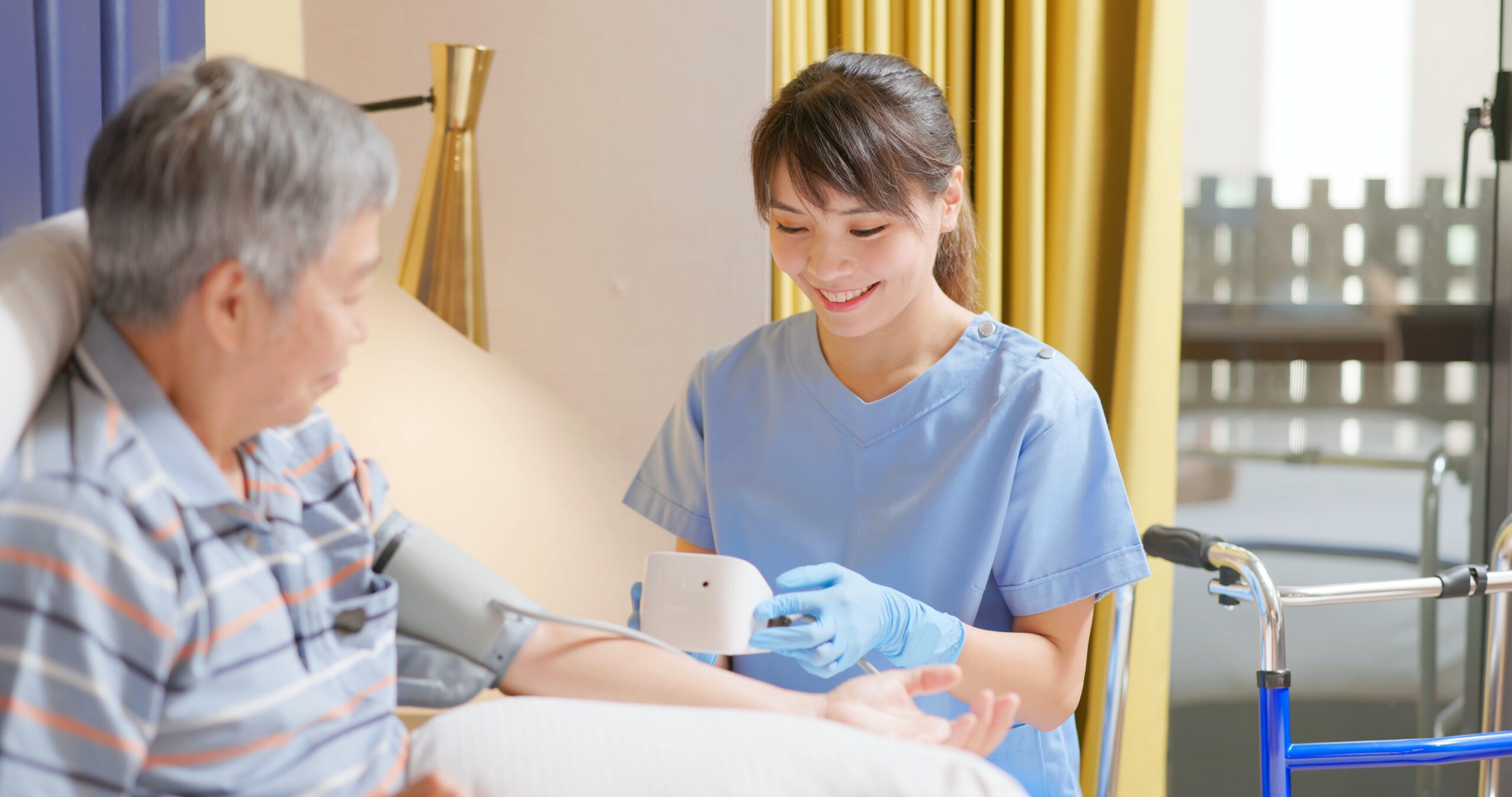 看護をする看護師